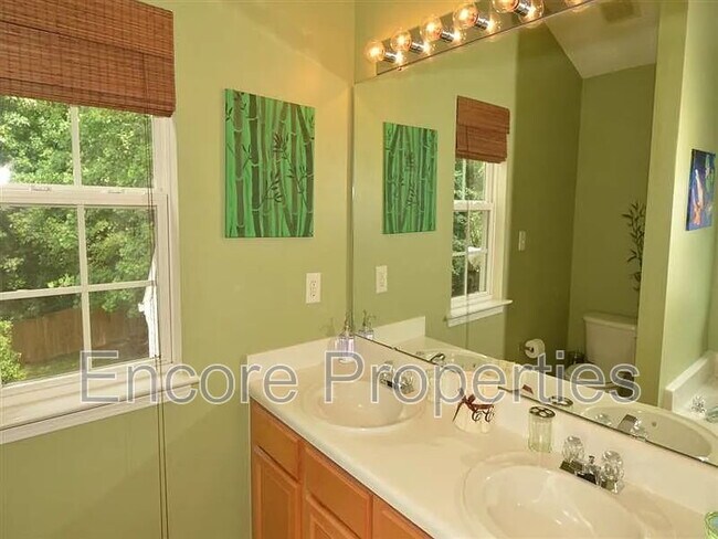 Building Photo - 6225 Saybrooke Dr