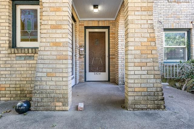 Building Photo - 5924 La Vista Dr