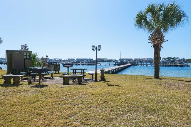 Building Photo - 214 Miracle Strip Pkwy SW