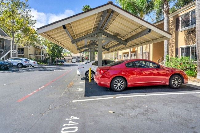 Building Photo - Great Two Bedroom Corner Unit in Villa Tos...
