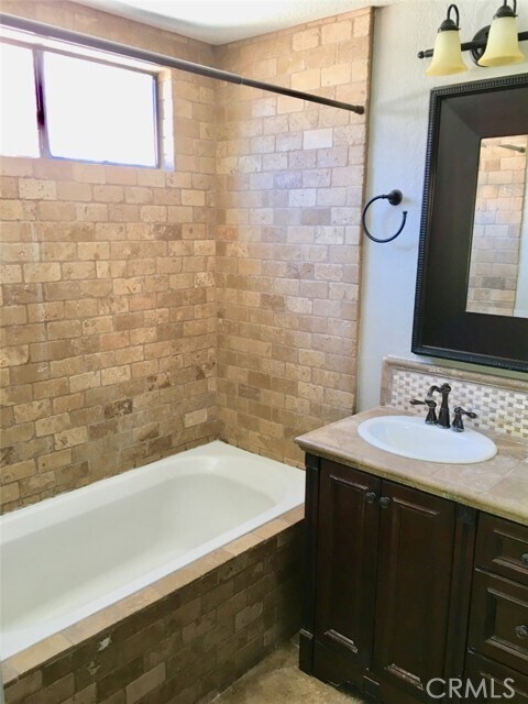 Building Photo - 45 Desert Thorn