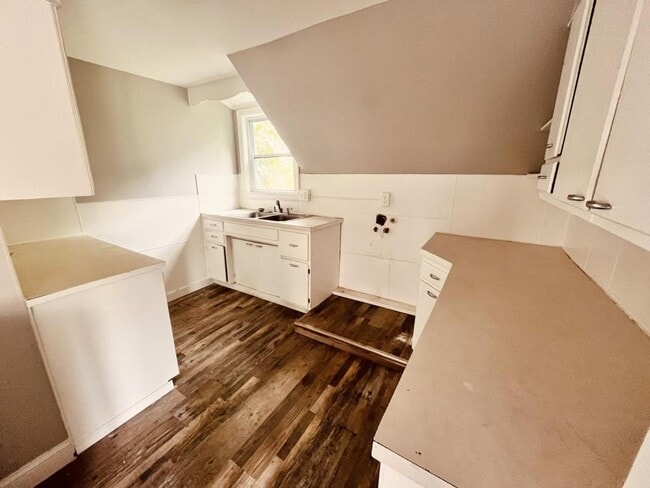 Building Photo - 12 Howe St