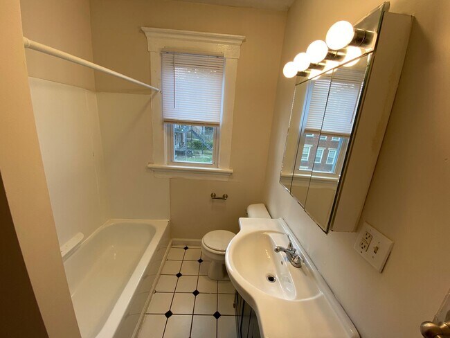 Building Photo - King Ave 252-254 SCR