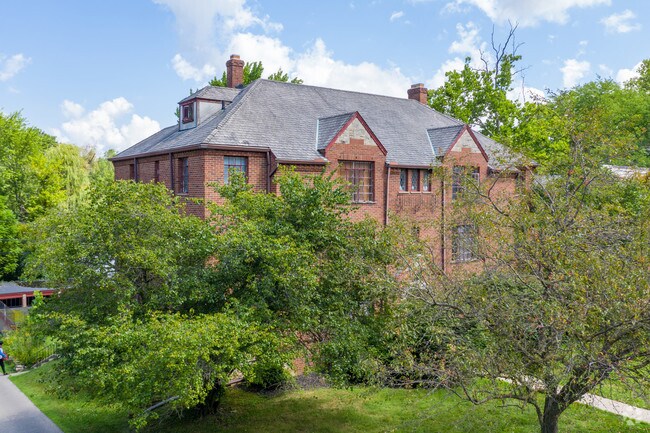 Building Photo - 4012 W. Bancroft - Ottawa Hills