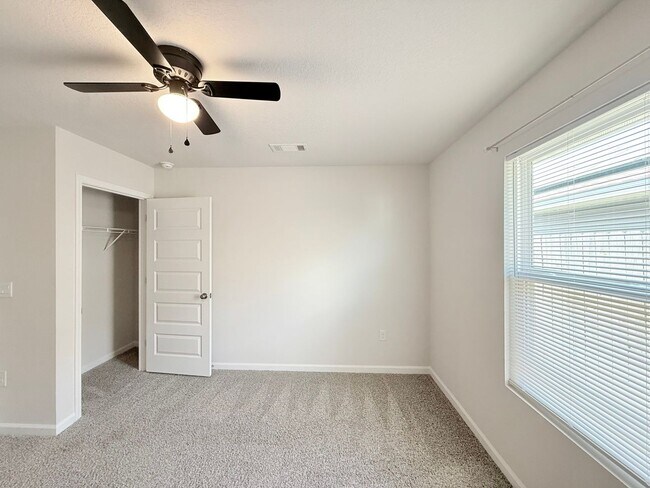 Building Photo - 4-Bedroom Home - Woodlands