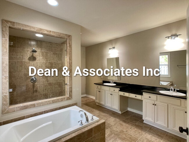 Building Photo - 472 Lake Chelsea Way