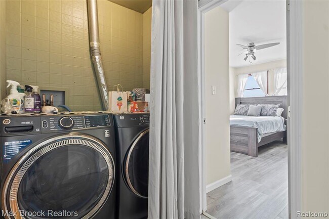 Building Photo - 3020 Grove St