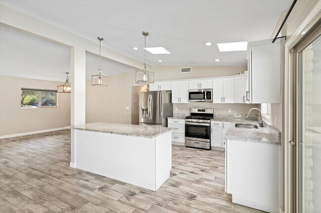 Building Photo - Charming home located in Indian Ridge Esta...