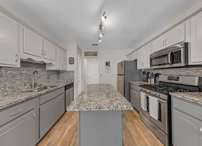 Building Photo - 4501 Parkwood Ln W