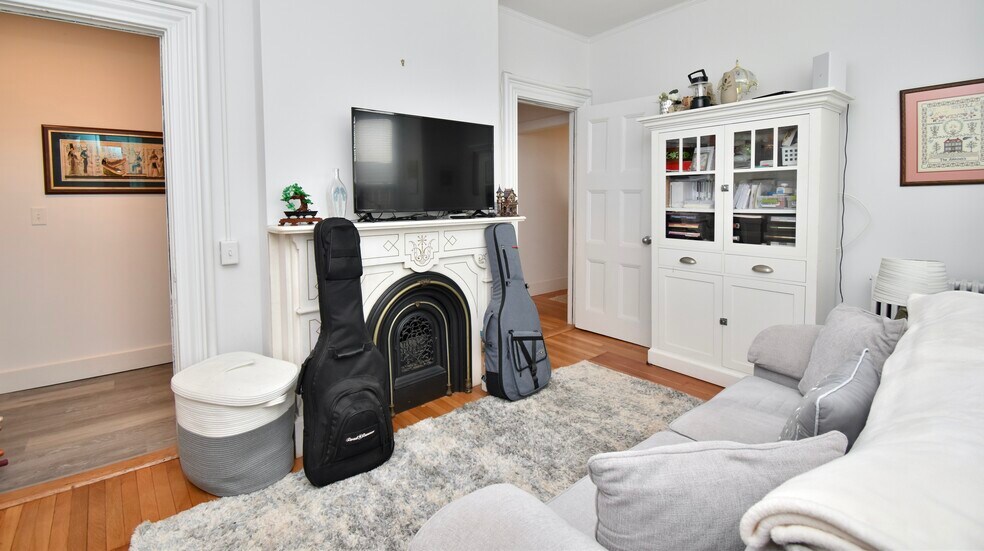 Building Photo - 4 Elm St