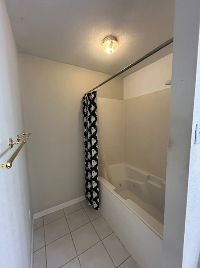 Building Photo - Spacious and Private Midway ISD Home