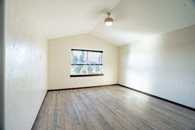 Building Photo - 6649 N Madellaine Dr