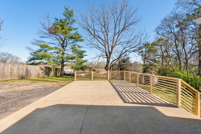 Building Photo - 234 NW Clearview Dr