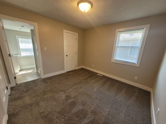 Building Photo - 2 Bedroom, 2 Bathroom Home with large garage!