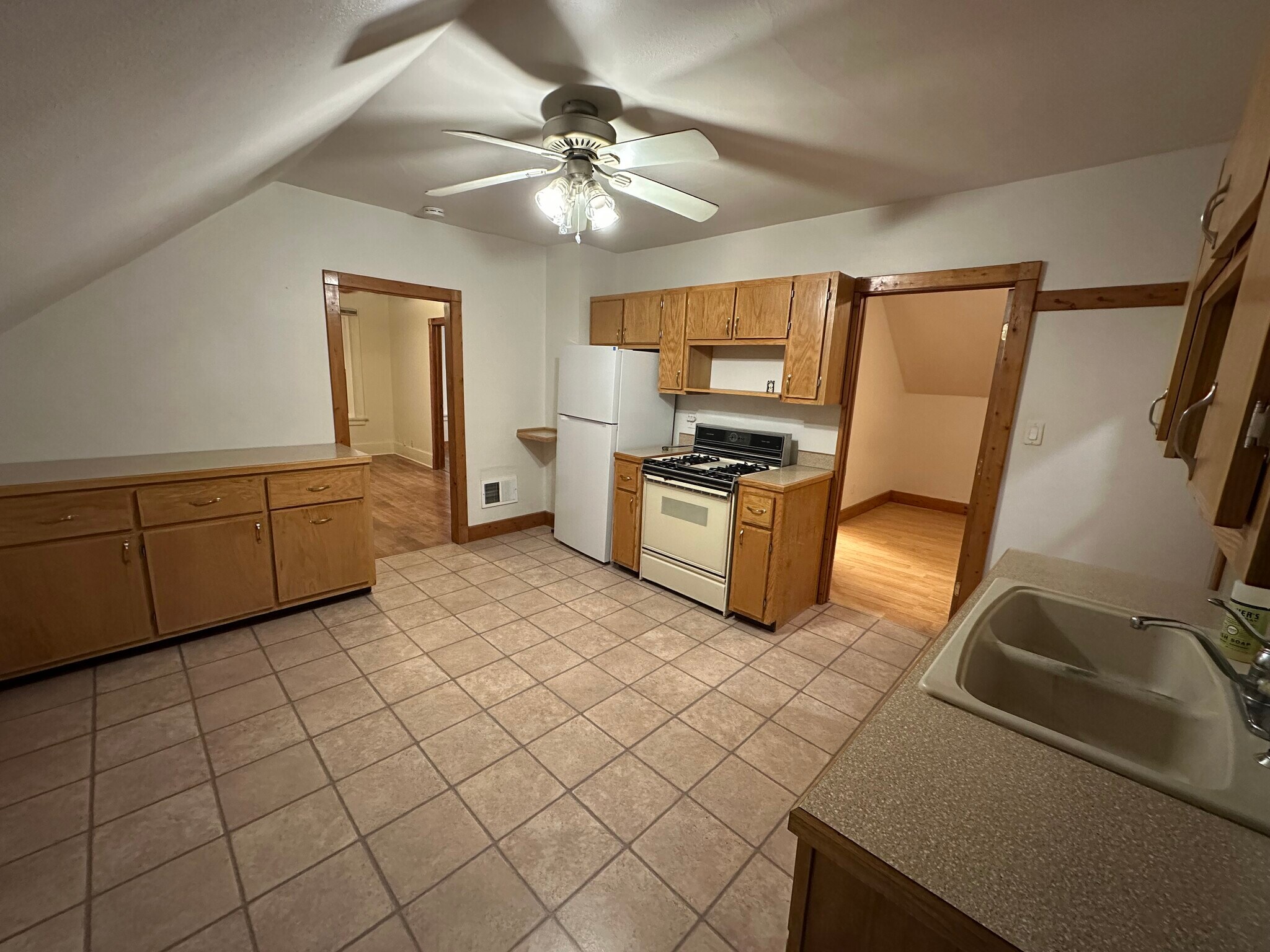 Kitchen - 1032 Broadway Ave