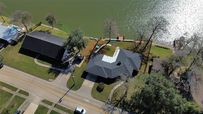 Building Photo - 414 Lakeview Dr