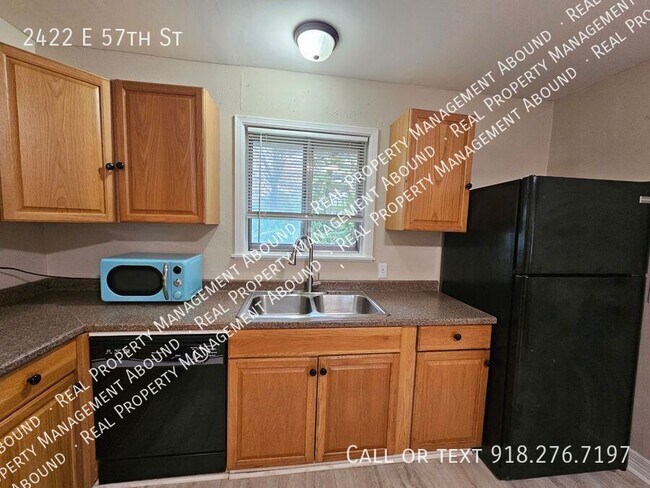 Building Photo - 2422 E 57th St