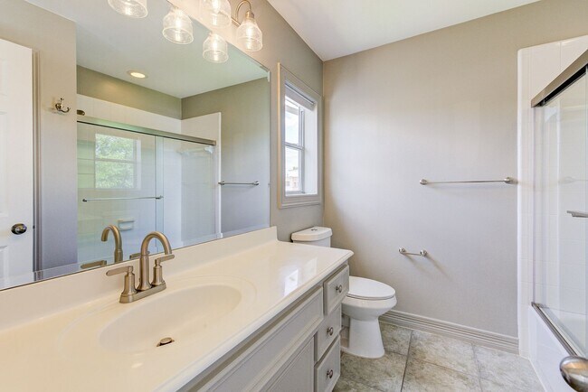 Building Photo - 3 bed, 3/1 bath updated townhome in the he...