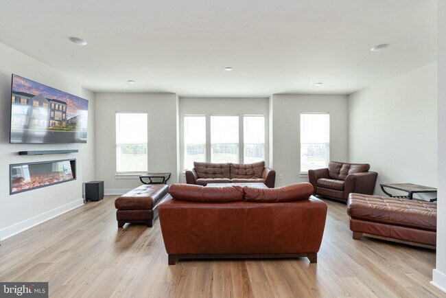 Building Photo - 1747 Riverbluff Ave