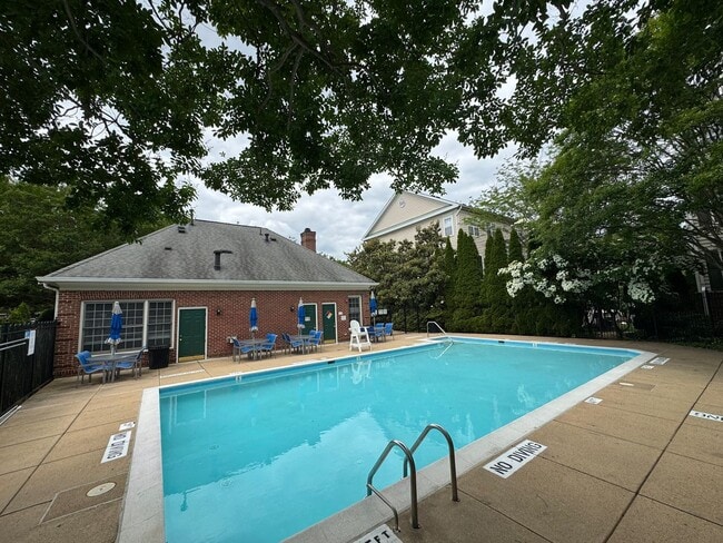 Building Photo - Beautiful 2 Bed 2 Bath End-Unit Townhome I...