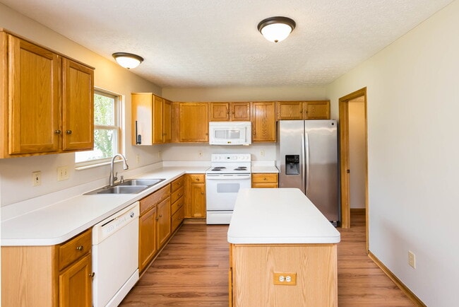 Building Photo - 1032 Pebble Brook Dr