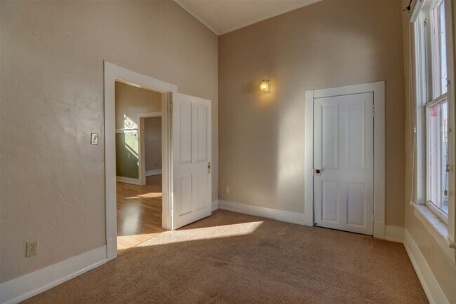 Building Photo - 313 N Mt Vernon Ave