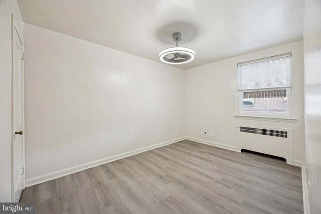 Building Photo - 255 Sherbrook Blvd