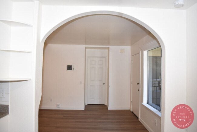 Building Photo - Charming 2-Bedroom East San Diego Apartment