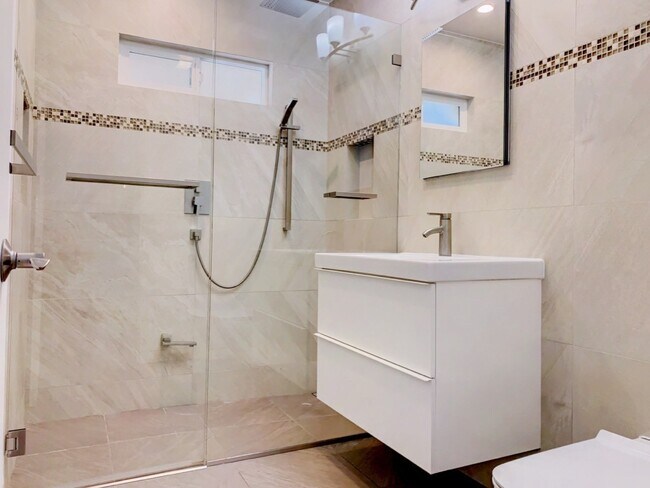Building Photo - Charming, Remodeled 3-Bed / 3-Bath Home wi...