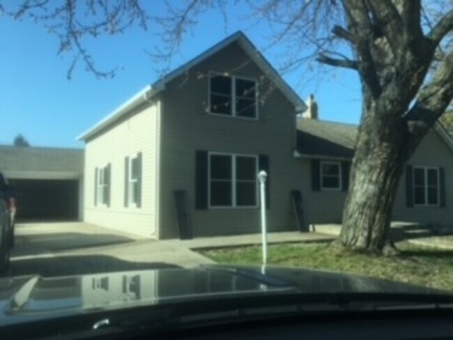 Building Photo - 4 bedroom 2 bath home in Lemont.