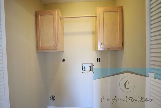 Building Photo - 3 bed / 2 bath home with fireplace - Valley View!!