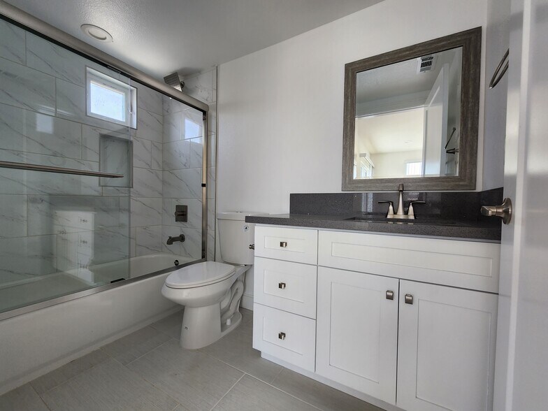 Building Photo - 543 N Kingsley Dr