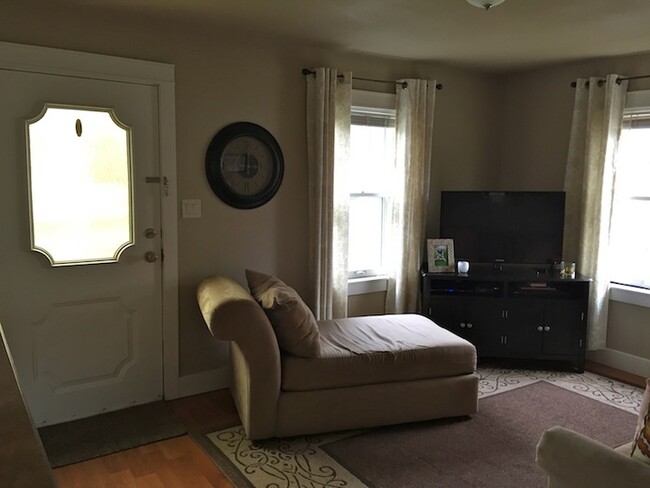 Building Photo - Adorable 1 bedroom house