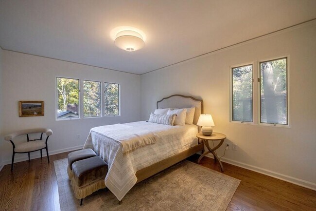 Building Photo - 922 Barton Woods Rd NE