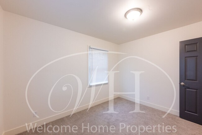 Building Photo - 427 E Pine St