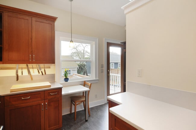 Building Photo - Beautiful Craftsman Home in Desired Neighb...