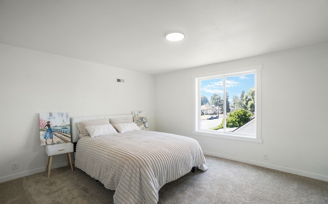 Building Photo - 903 7th St SE