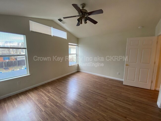 Building Photo - 960 Vallerand Rd