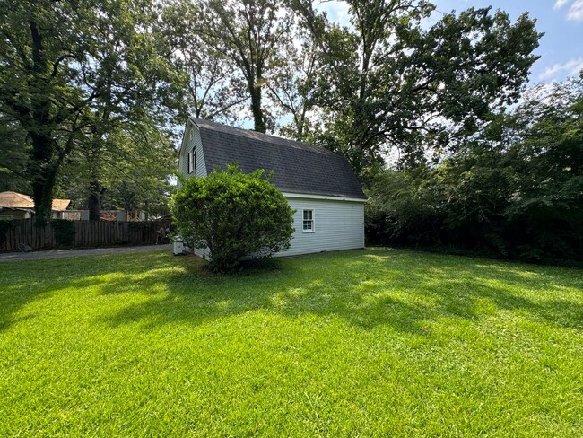 Building Photo - 1/1 Garage Apartment in Old Summerville Pa...