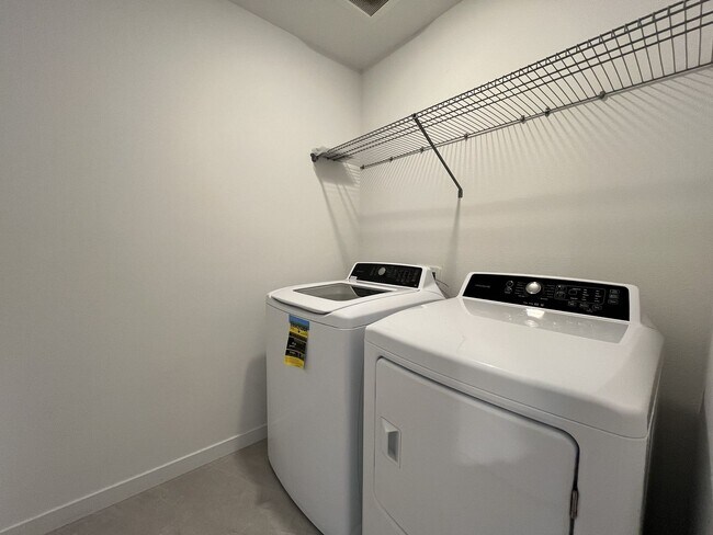 Building Photo - Gorgeous 3BR Home with Open Main Level & Large Primary Suite