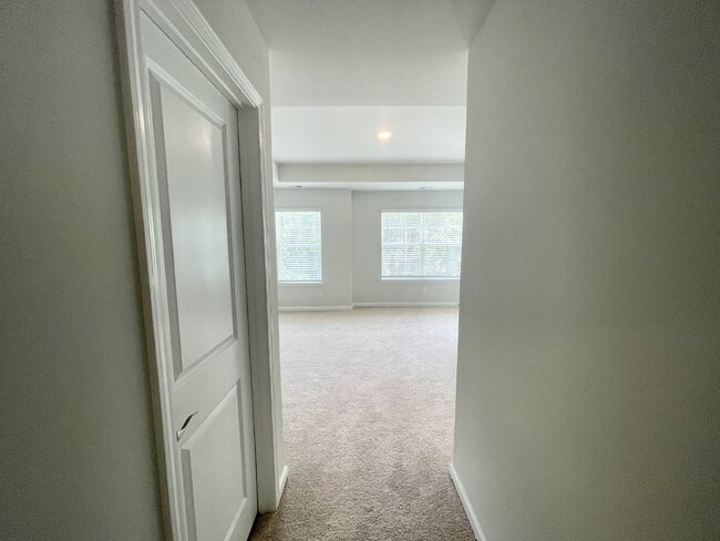 Building Photo - Spacious Four Bedroom Townhome w/ Garage! ...