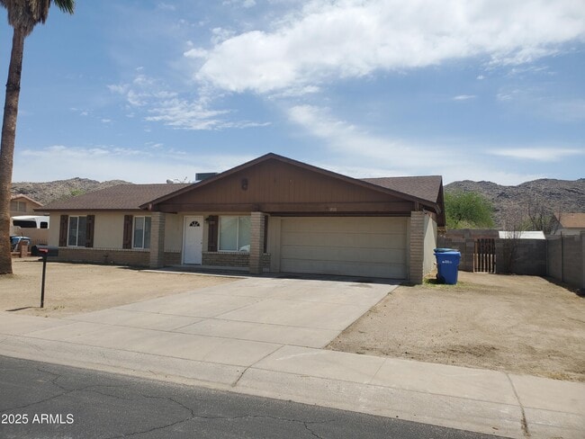 Building Photo - 1511 E Desert Dr