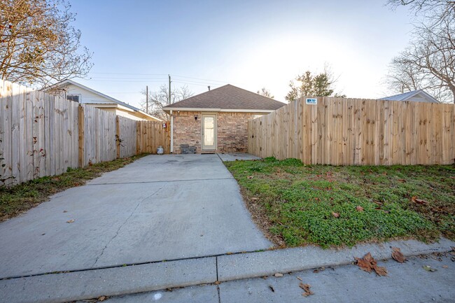 Building Photo - 3 Bedroom 2 Bath Home Biloxi