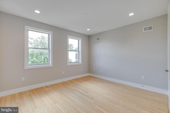 Building Photo - 877 N 5th St