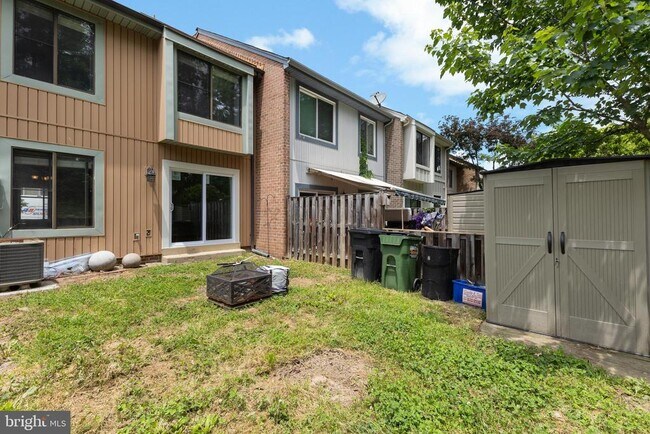 Building Photo - 2813 Cambridge Dr