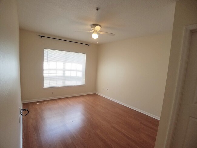 Building Photo - Gorgeous 2/2 condo for rent next to Waterf...