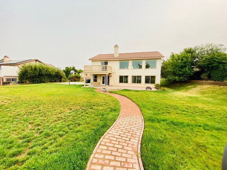 Building Photo - 5539 Avenida Entrada