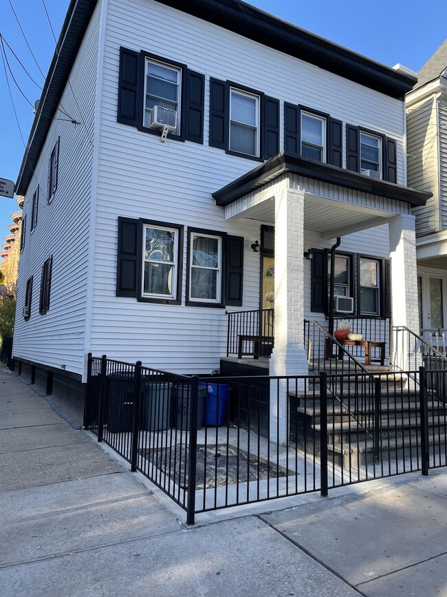 Building Photo - 107 Magnolia Ave