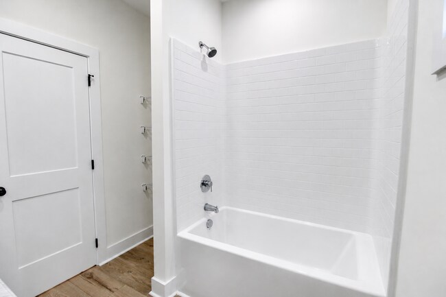 Building Photo - 511 Creekview Ln