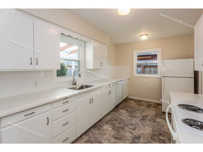 Building Photo - Charming 3 Bedroom Mid-Century Home in Bre...